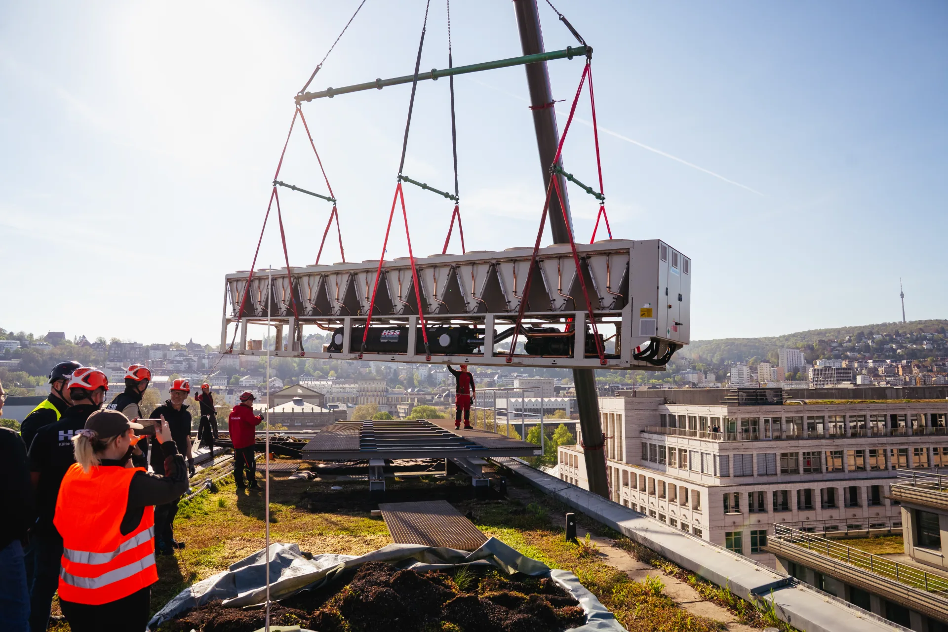 HSS Freikühler schwebt am Kran über der Stuttgarter Skyline